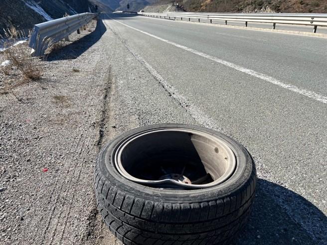 Goma e dëmtuar e makinës tip “Volkswagen Passat” nga gurët në aksin Rrëshen-KalimashFoto: INA MEDIA